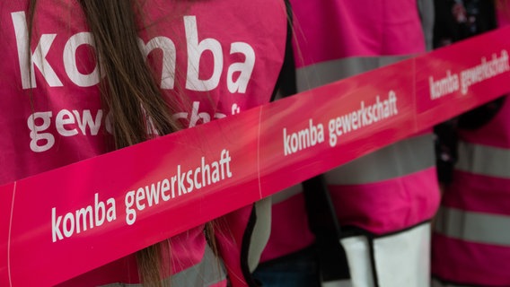 Demonstranten stehen hinter einem pinken Flatterband mit der Aufschrift "komba gewerkschaft" Demonstranten stehen hinter einem pinken Flatterband mit der Aufschrift "komba gewerkschaft" © picture alliance/dpa | Mia Bucher Foto: Mia Bucher