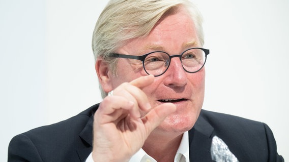 Bernd Althusmann, Landesvorsitzender der CDU, analysiert in der Landespressekonferenz die Ergebnisse der Kommunalwahlen 2021 in Niedersachsen © picture alliance/dpa Foto: Julian Stratenschulte