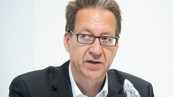 Stefan Birkner, Landesvorsitzender der FDP, analysiert in der Landespressekonferenz die Ergebnisse der Kommunalwahlen 2021 in Niedersachsen. © dpa-Bildfunk Foto: Julian Stratenschulte