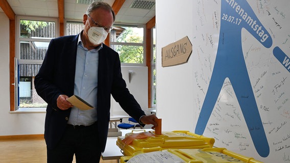Stephan Weil (SPD), Ministerpräsident von Niedersachsen, gibt seine Stimme zur Bundestagswahl ab. © dpa Foto: Swen Pförtner