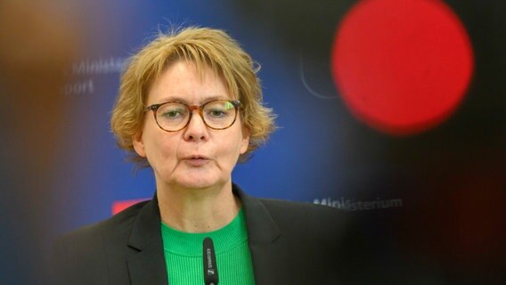 Daniela Behrens (von links nach rechts), Innenministerin Niedersachsen, spricht nach einem Treffen mit den Kommunalverbänden in Vertretung von Frank Klingebiel, Niedersächsischer Städtetag; Marco Trips, Niedersächsischer Städte- und Gemeindebund, und Sven Ambrosy, Niedersächsischer Landkreistag. © dpa Foto: Julian Stratenschulte