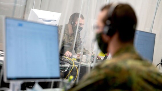 Soldaten telefonieren im Raum eines Gesundheitsamtes. © dpa Foto: Marijan Murat