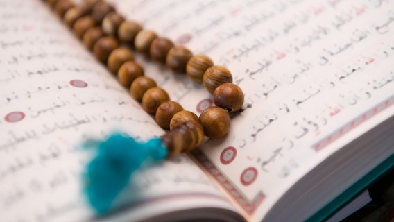 Der Koran und eine Gebetskette. © picture alliance/Zoonar Foto: Benis Arapovic