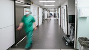 Pflegepersonal läuft durch einen Krankenhaus-Flur. © NDR Foto: Julius Matuschik