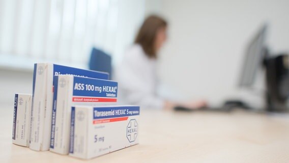 Medikamente eines Patienten stehen bei einer Arzneimittel-Anamnese im Klinikum Agnes Karll Laatzen auf dem Schreibtisch der Stationsapothekerin. © dpa Foto: Julian Stratenschulte