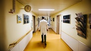 Ein Arzt geht über den Flur eines Krankenhauses. © NDR Foto: Julius Matuschik