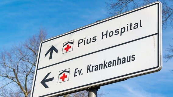 Ein Schild weist auf das Pius Hospital hin. © picture alliance/CHROMORANGE | Fabian Steffens Foto: Fabian Steffens