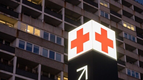 Ein Pfeil weist den Weg zur Notaufnahme vom Krankenhaus Siloah Klinikum Region Hannover (KRH). © picture alliance/dpa | Julian Stratenschulte Foto: Julian Stratenschulte