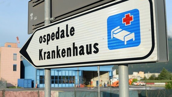 Ein Schild weist auf das Krankenhaus in Bozen hin. © picture alliance/dpa | Andreas Gebert Foto: Andreas Gebert