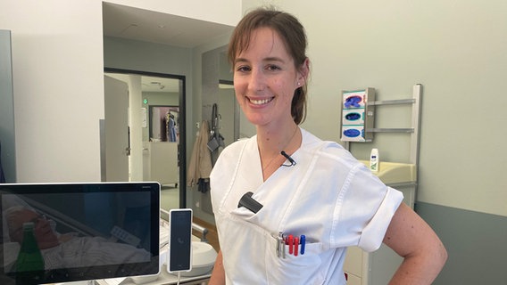 Pflegerin Natalie Neumann lächelt in die Kamera. © NDR Foto: Karoline Kempe
