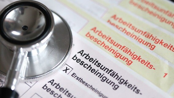 Ein Stethoskop liegt auf einem Stapel von Krankscheinen. © picture alliance/Eibner-Pressefoto/Fleig 