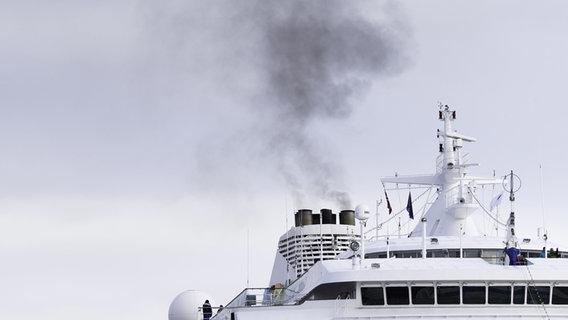 Eine Abgaswolke steigt über dem Kreuzfahrtschiff AIDA Cara auf. © picture alliance/dpa Foto: Hinrich Bäsemann
