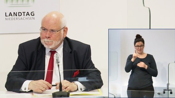 Der Leiter des Corona-Krisenstabs Heiger Scholz spricht bei einer Pressekonferenz. © NDR 