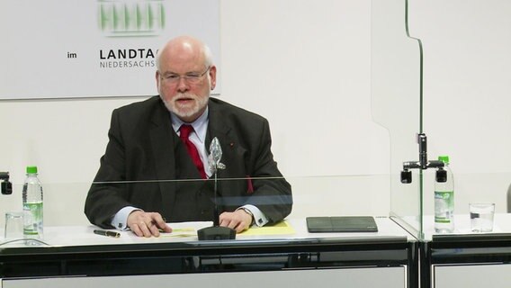 Der Leiter des Corona-Krisenstabs Heiger Scholz spricht bei einer Pressekonferenz. © NDR 