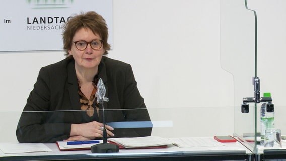 Gesundheitsministerin Daniela Behrens (SPD) spricht beim Niedersächsischen Krisenstab in Hannover. © NDR 