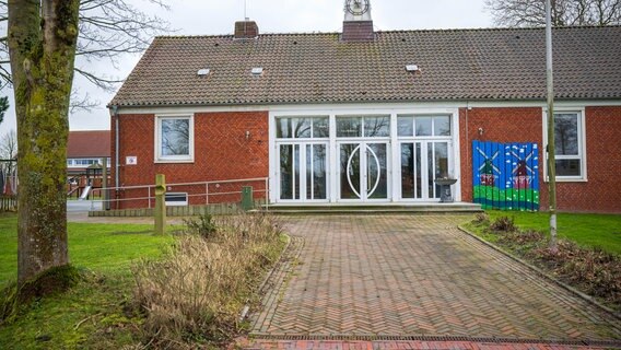 In der Gemeinde Krummhörn muss eine Gemeinde entscheiden, wie ihre Schullandschaft künftig aussehen soll. Die Grundschule Greetsiel (Ubbo-Emmius-Schule) könnte geschlossen werden. © dpa Foto: Sina Schuldt