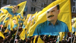 Kurdische Demonstranten tragen in Hannover Fahnen mit dem Bild von PKK-Chef Öcalan © dpa 