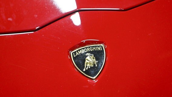 Die Motorhaube eines Lamborghini mit eingelassenem Emblem. © picture alliance / AA | Celal Gunes Foto: Celal Gunes