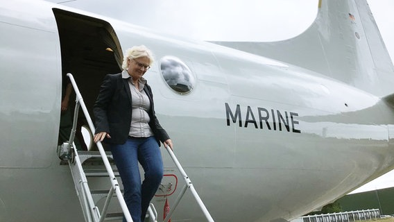 Verteidigungsminsterin Christine Lambrecht steigt aus einem Flugzeug. © NDR Foto: Jörn Pietschke
