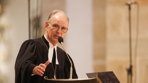 Landesbischof Ralf Meister spricht in ein Mikrofon. © picture alliance Foto: picture alliance/dpa/ Friso Gentsch