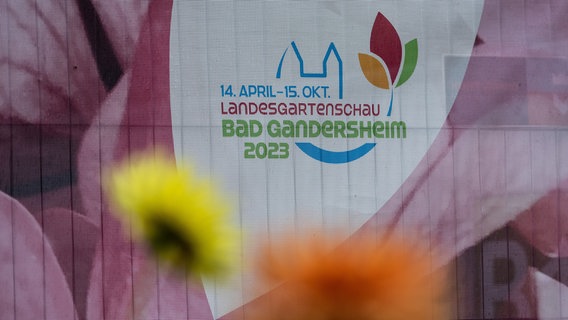 Das Logo der Landesgartenschau ist an einem Zaun zu sehen. © picture alliance/dpa | Swen Pförtner Foto: Swen Pförtner