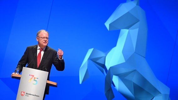 Stephan Weil (SPD), Ministerpräsident Niedersachsen, spricht beim Festakt im Congress Centrum Hannover (HCC) zur Gründung des Landes Niedersachsen vor 75 Jahren. © dpa Foto: Julian Stratenschulte
