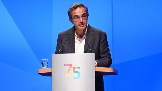 Festredner Navid Kermani spricht beim Festakt im Congress Centrum Hannover (HCC) zur Gründung des Landes Niedersachsen vor 75 Jahren. © dpa Foto: Julian Stratenschulte
