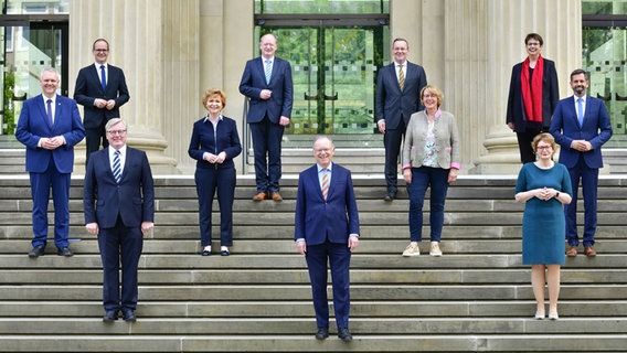 Die Landesregierung steht auf der Treppe vor dem Landtag in Hannover: Von links nach rechts: Grant Hendrik Tonne, Reinhold Hilbers, Boris Pistorius, Birgit Honé; Mitte: Björn Thümler, Barbara Havliza, Barbara Otte-Kinast, Olaf Lies; vorn: Dr. Bernd Althusmann, Stephan Weil, Daniela Behrens. Die Landesregierung steht auf der Treppe vor dem Landtag in Hannover: Von links nach rechts: Grant Hendrik Tonne, Reinhold Hilbers, Boris Pistorius, Birgit Honé; Mitte: Björn Thümler, Barbara Havliza, Barbara Otte-Kinast, Olaf Lies; vorn: Dr. Bernd Althusmann, Stephan Weil, Daniela Behrens. © Niedersächsische Staatskanzlei/Tom Figiel Foto: Tom Figiel