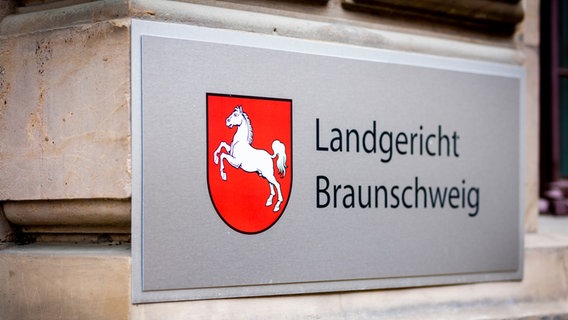 Ein Schild mit dem Niedersachsen-Wappen am Landgericht Braunschweig. © picture alliance/dpa | Moritz Frankenberg Foto: Moritz Frankenberg