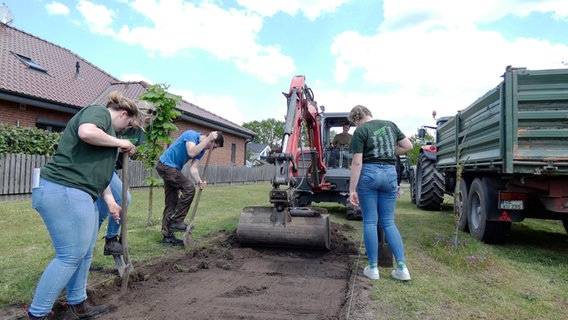 Jugendliche der Landjugendgruppe Langlingen arbeiten mit einem Bagger. © Niedersächsische Landjugend 