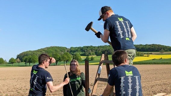 Jugendliche der Landjugendgruppe Heyen beim Bau eines Festplatzes © Niedersächsische Landjugend 