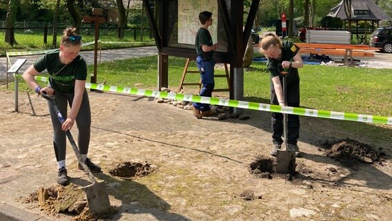 Jugendliche der Landjugendgruppe Garlstedt gestalten einen Bereich um das Kühlhaus um © Niedersächsische Landjugend 