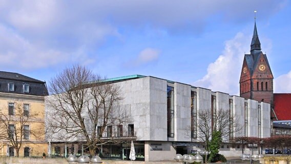 Gebäude des Niedersächsischen Landtags in Hannover, links das historische Leineschloss, rechts der Plenaranbau von 1962 © Bildagentur-online/Klein 