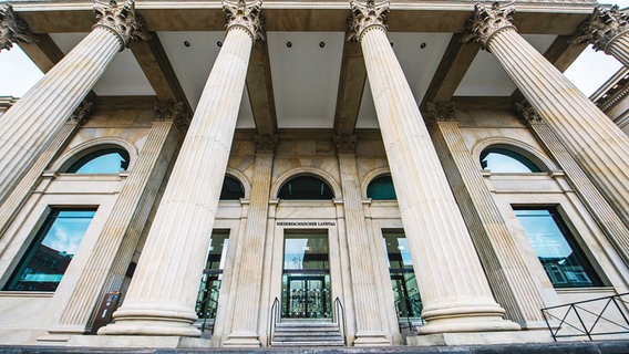 Säulen stehen vor dem Eingang des Niedersächsischen Landtags. © NDR Foto: Julius Matuschik