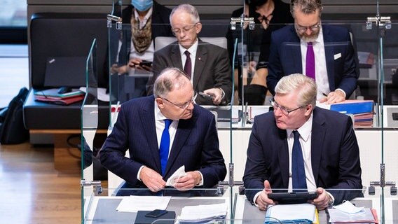 Stephan Weil (links, SPD) sitzt während einer Sondersitzung des niedersächsischen Landtags zur Corona-Krise neben Bernd Althusmann (CDU). © picture alliance/dpa Foto: Moritz Frankenberg
