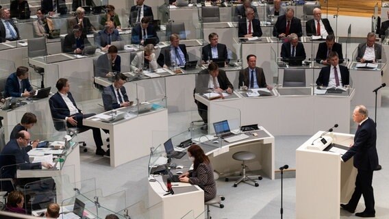 Ministerpräsident Stephan Weil (SPD) spricht vor den Abgeordneten im Landtag,. © dpa Bildfunk Foto: Julian Stratenschulte