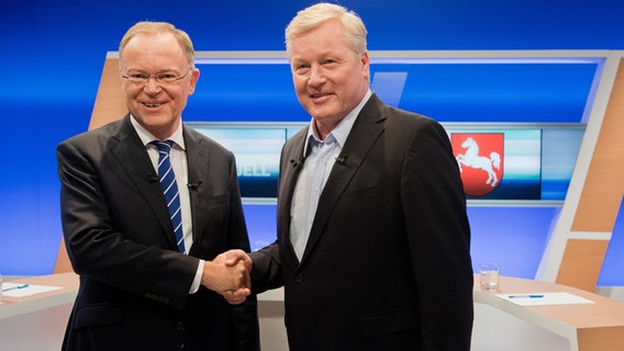 Ministerpräsident Stephan Weil und Herausforderer Bernd Althusmann geben sich vor dem Wahlduell die Hand. © dpa-Bildfunk Foto: Julian Stratenschulte