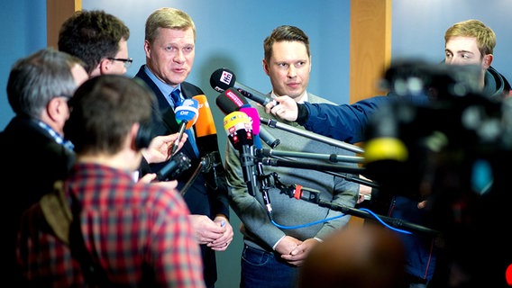 Der Generalsekretär der niedersächsischen CDU, Ulf Thiele (links) und der niedersächsische Landesgeschäftsführer der SPD, Georg Brockmeyer, sprechen im Gebäude des Landessportbundes in Hannover vor Journalisten. © dpa - Bildfunk Foto: Hauke-Christian Dittrich/dpa