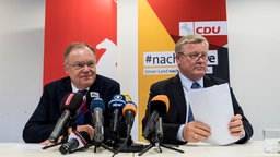 Stephan Weil und Bernd Althusmann in der Pressekonferenz zur Großen Koalition. © dpa - Bildfunk Foto: Peter Steffen