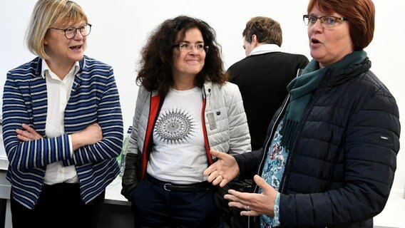 Antje Niewisch-Lennartz (Justiz), Gabriele Heinen-Kljajic (Wissenschaft und Kultur) und die Landesvorsitzende Meta Janssen-Kucz (l-r) unterhalten sich zu Beginn einer Konferenz des Parteirates der niedersächsischen Grünen in Hannover. © dpa Foto: Holger Hollemann