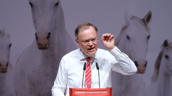 Stephan Weil (SPD) hält eine Rede auf dem Landesparteitag der SPD. © dpa-Bildfunk 