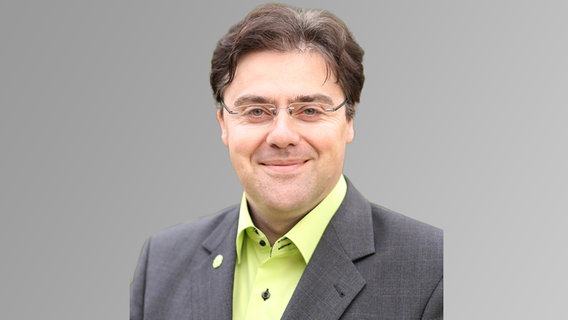 Das Bild zeigt den Abgeordneten Dragos Pancescu (Grüne) im Porträt. © Grüne 