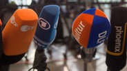Die Mikrofone der TV-Sender N24, ZDF, ARD, DLF Kultur und Phoenix © dpa-Bildfunk Foto: Maurizio Gambarini