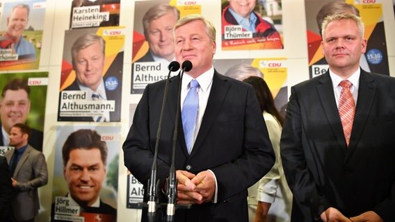 Der Spitzenkandidat der CDU, Bernd Althusmann (l), spricht in den Fraktionsräumen der CDU im niedersächsischen Landtag in Hannover, neben ihm Björn Thümler (CDU-Fraktionsvorsitzender im Landtag). © dpa Foto: Bernd Von Jutrczenka