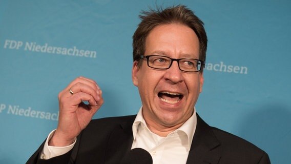 Der Spitzenkandidat der FDP, Stefan Birkner spricht auf der Wahlparty der FDP in Hannover über die ersten Hochrechnungen zur Landtagswahl in Niedersachsen. © dpa Foto: Silas Stein