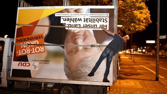 Wahlplakate des Spitzenkandidaten der CDU, Bernd Althusmann, werden nach der Wahl in Hannover abtransportiert. © dpa-Bildfunk Foto: Rainer Jensen