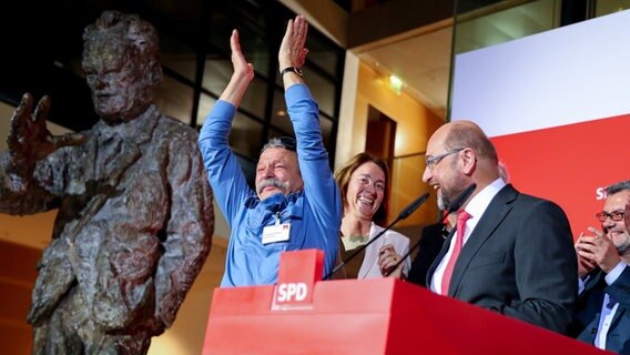 Der SPD-Parteivorsitzende, Martin Schulz (rechts), in Berlin im Willy-Brandt-Haus nach der ersten Hochrechnung zur Landtagswahl. Daneben stehen Bundesfamilienministerin Katarina Barley (2. von links., SPD) und dem neu aufgenommenen SPD-Parteimitglied, Peter Laws. © dpa - Bildfunk Foto: Kay Nietfeld