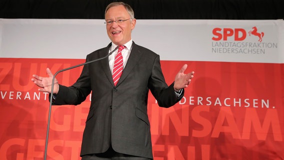 Niedersachsens Ministerpräsident Stephan Weil (SPD) steht am Wahlabend in der Fraktion der SPD im niedersächsischen Landtag in Hannover. Niedersachsens Ministerpräsident Stephan Weil (SPD) steht am Wahlabend in der Fraktion der SPD im niedersächsischen Landtag in Hannover. © dpa - Bildfunk Foto: Michael Kappeler/