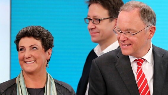 Die Spitzenkandidatin von Bündnis 90/Die Grünen, Anja Piel (links), der Spitzenkandidat der FDP, Stefan Birkner (Mitte), und Niedersachsens Ministerpräsident Stephan Weil (rechts) stehen am Wahlabend im ARD-Fernsehstudio in Hannover. © dpa - Bildfunk Foto: Christian Charisius