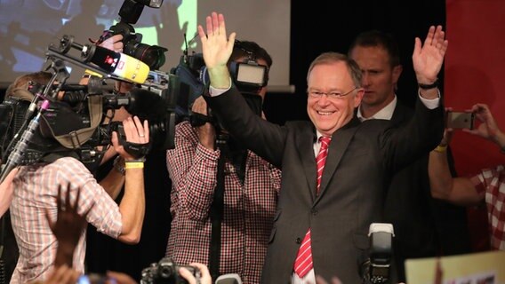 Niedersachsens Ministerpräsident Stephan Weil (SPD) jubelt in Hannover auf der Wahlparty der SPD. © dpa - Bildfunk Foto: Michael Kappeler